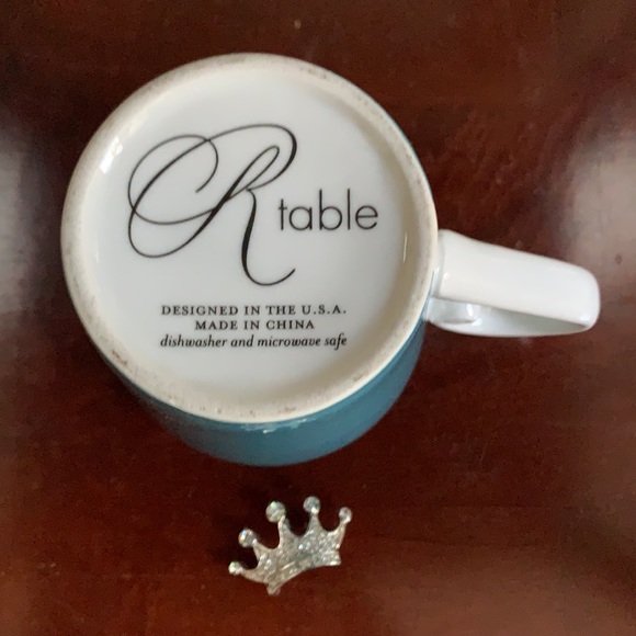 Queen brooch pin / necklace with Keep calm carry on cup - Picture 4 of 7